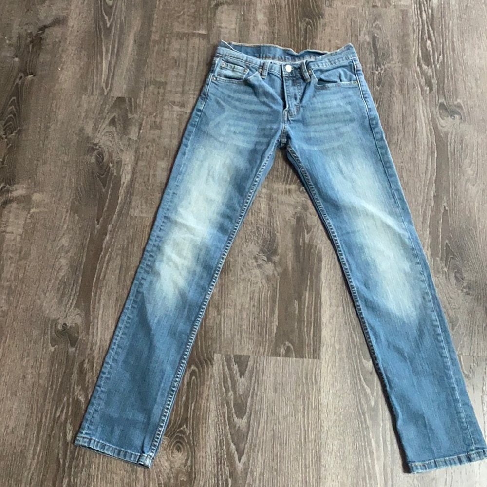 Men’s blue Levi’s. Slim fit, straight leg Size- W28 L32